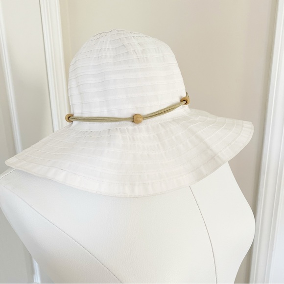 The Unbranded Brand Accessories - Chic White Sun Hat with Beaded Band